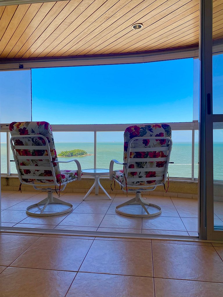 Apartamento frente mar com churrasqueira